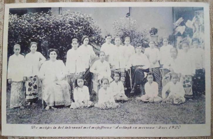 Nederlands Indie Buitenzorg 1920 De meisjes in 't internaat, Verzamelen, Ansichtkaarten | Nederland, Ongelopen, Overijssel, 1920 tot 1940