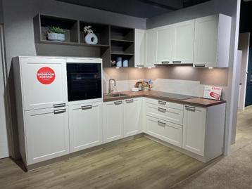 Showroomkeuken Valentina Schelpenwit – Stijlvol en compleet! beschikbaar voor biedingen