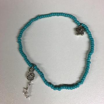 Zelfgemaakte Turquoise Armband met Sleutel en Vlinder Bedel beschikbaar voor biedingen