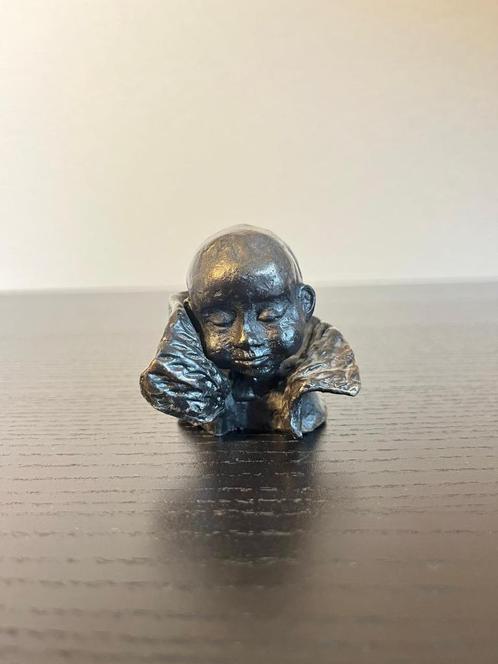 Bronzen beeldje “Bescherming” – Astrid Veldhuyzen-Koppen, Antiek en Kunst, Antiek | Koper en Brons, Brons, Ophalen of Verzenden