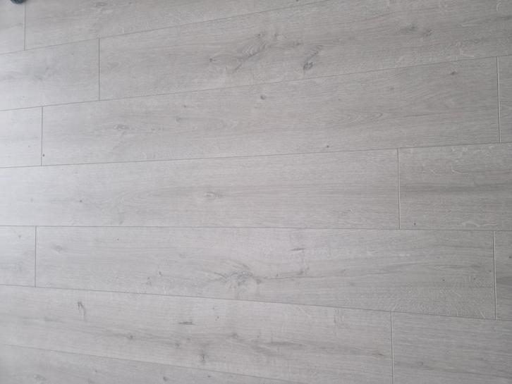 Grijs/wit laminaat € 370 70m2 2 jaar oud!! Zelf eruit halen, Huis en Inrichting, Stoffering | Vloerbedekking, Zo goed als nieuw
