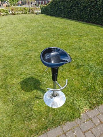 4 zwarte barkrukken beschikbaar voor biedingen