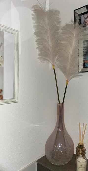 roze vaas met pluimen  beschikbaar voor biedingen