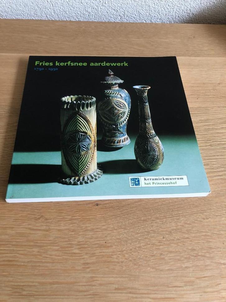 Fries Kerfsnee Aarde werk 1750-1950 1e druk 1996., Boeken, Kunst en Cultuur | Beeldend, Zo goed als nieuw, Beeldhouwkunst, Ophalen of Verzenden