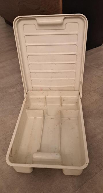 Vintage schoenpoetsdoos van Curver beschikbaar voor biedingen