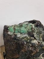 Groot stuk van smaragd in matrix op stalen standaard, Ophalen of Verzenden, Mineraal