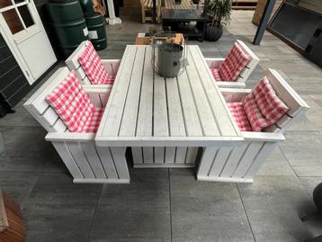 Tuin tafel wit + 4 stoelen (150x85x65)LxBxH beschikbaar voor biedingen