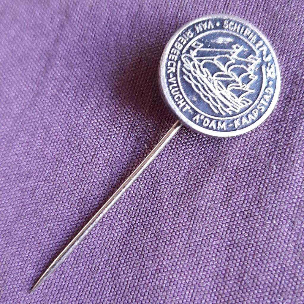Speld Schiphol 1952 Van Riebeeckvlucht Amsterdam Kaapstad, Verzamelen, Speldjes, Pins en Buttons, Verzenden, Gebruikt