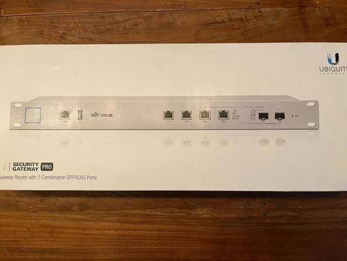 Ubiquiti Unifi USG Pro 4, Computers en Software, Routers en Modems, Zo goed als nieuw, Router, Ophalen of Verzenden