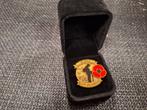 Prachtige  D Day badge in fluwelen box, Verzamelen, Ophalen of Verzenden, Embleem of Badge