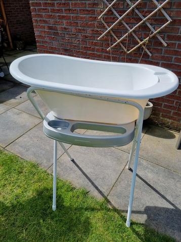 Handig wit babybadje + standaard en badstoeltje beschikbaar voor biedingen
