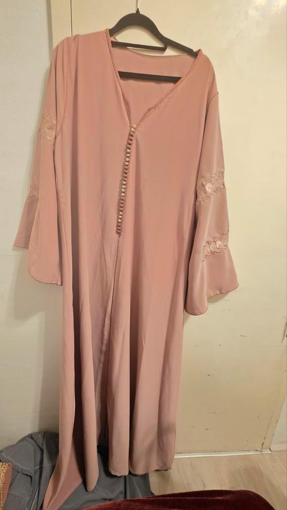 Roze Kaftan met Gouden Borduursel - Nieuw, Kleding | Dames, Jurken, Nieuw, Maat 42/44 (L), Roze, Onder de knie, Ophalen of Verzenden