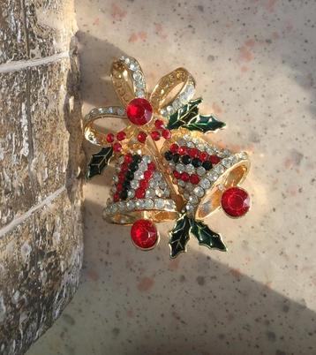 fonkelende Kerstbroche met 2 Kerstklokjes veel kristal  beschikbaar voor biedingen