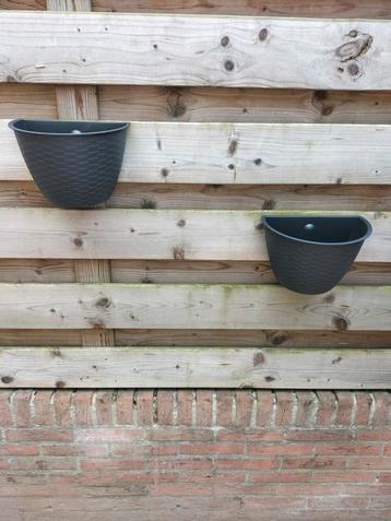 4 Schutting bloembakken beschikbaar voor biedingen