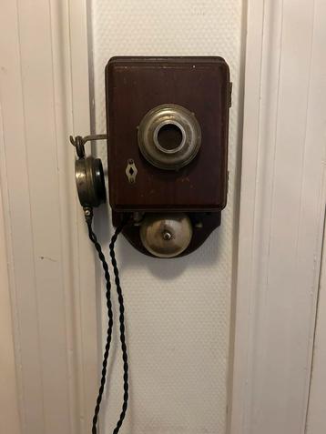 Antieke telefoon beschikbaar voor biedingen