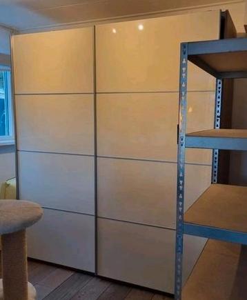 Schuifdeurkast melkglas beschikbaar voor biedingen