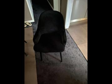 Vier velvet kuip stoelen beschikbaar voor biedingen