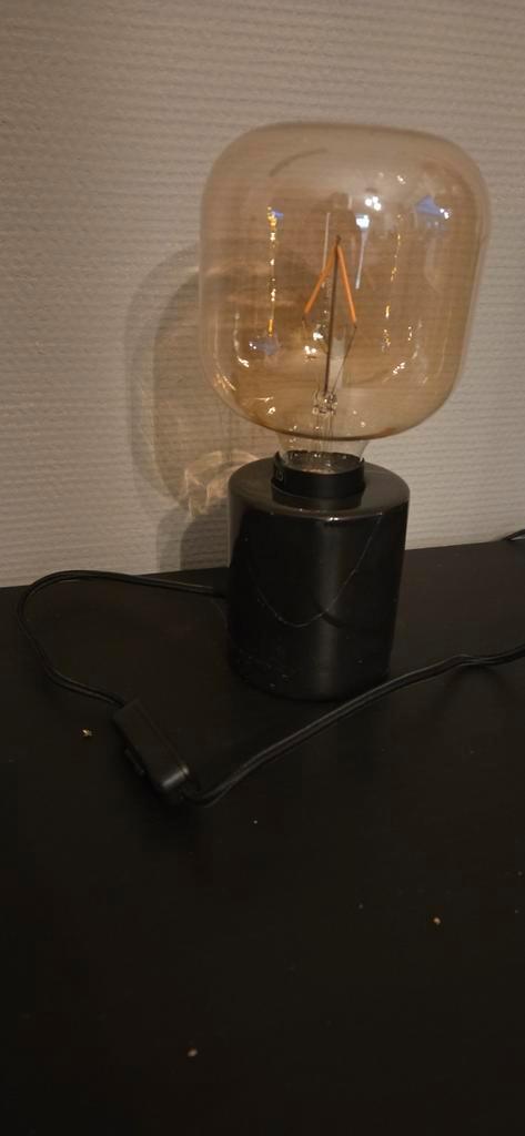 Moderne ikea tafellamp met glazen bol, Huis en Inrichting, Lampen | Tafellampen, Gebruikt, Minder dan 50 cm, Glas, Ophalen of Verzenden