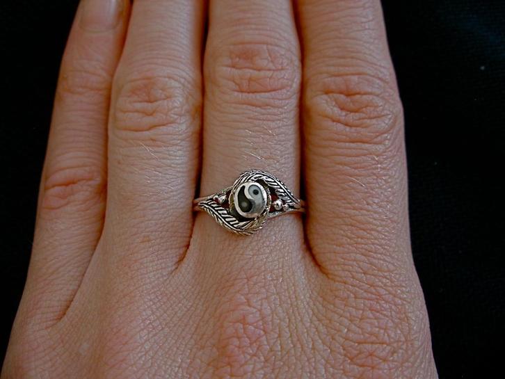 Zilveren 925 zilver ring Yin Yang met veren maat 17 of 17.5, Sieraden, Tassen en Uiterlijk, Ringen, Nieuw, Dame, 17 tot 18, Overige kleuren