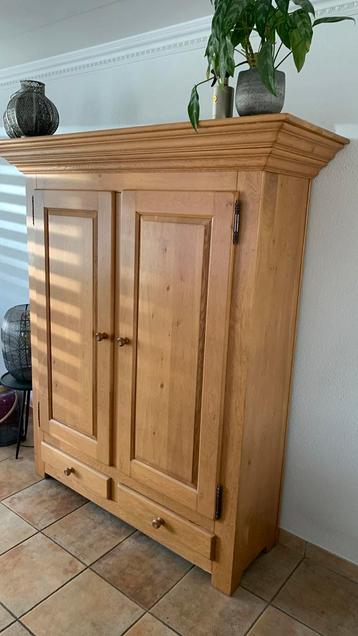 Te koop: mooie robuuste eikenhouten kast beschikbaar voor biedingen