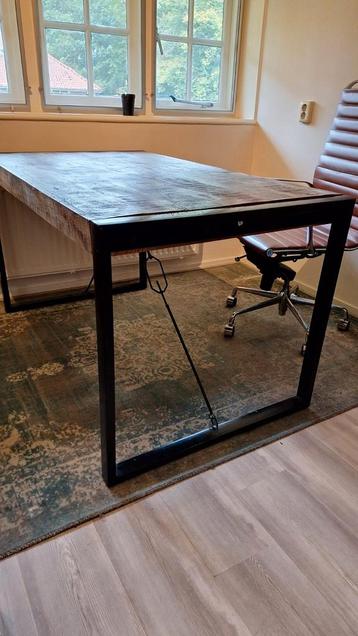 Massief houten tafel beschikbaar voor biedingen