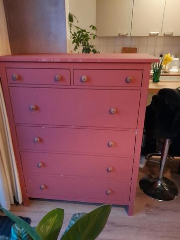 Mooi roze houten ladekast beschikbaar voor biedingen