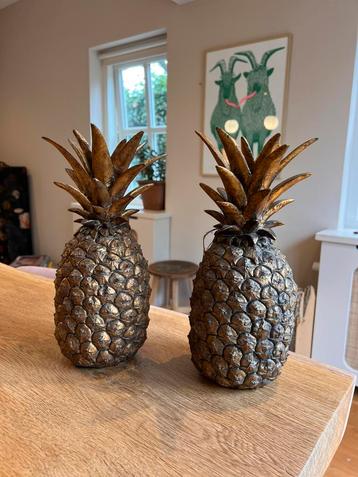 Vintage gouden ananas beschikbaar voor biedingen