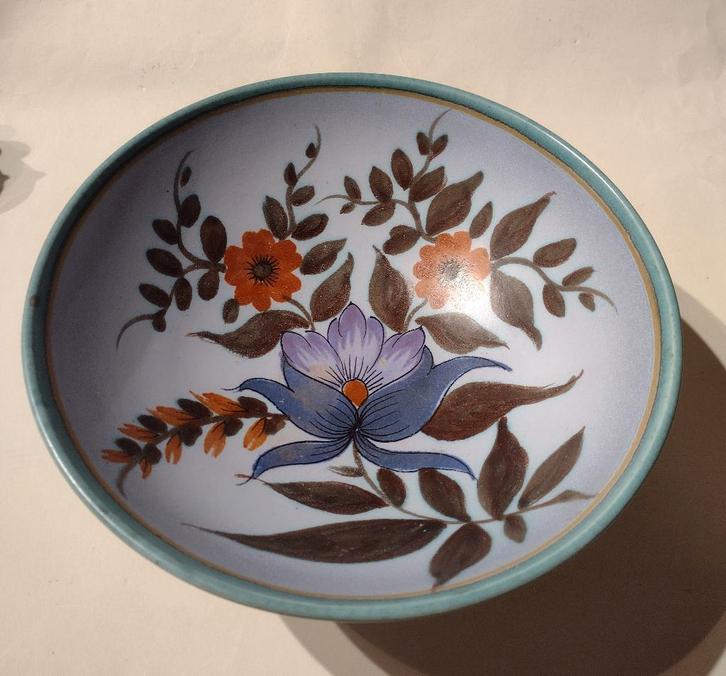 Flora Gouda schaal op voet type Iris 1610 - plateel, Antiek en Kunst, Antiek | Keramiek en Aardewerk, Ophalen