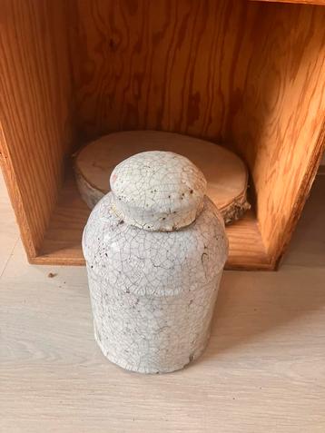 Franse aardewerken vaas beschikbaar voor biedingen