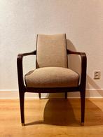 Klassiek moderne armstoel van massief hout, Ophalen, Gebruikt, Bruin, Modern klassiek, tijdloos