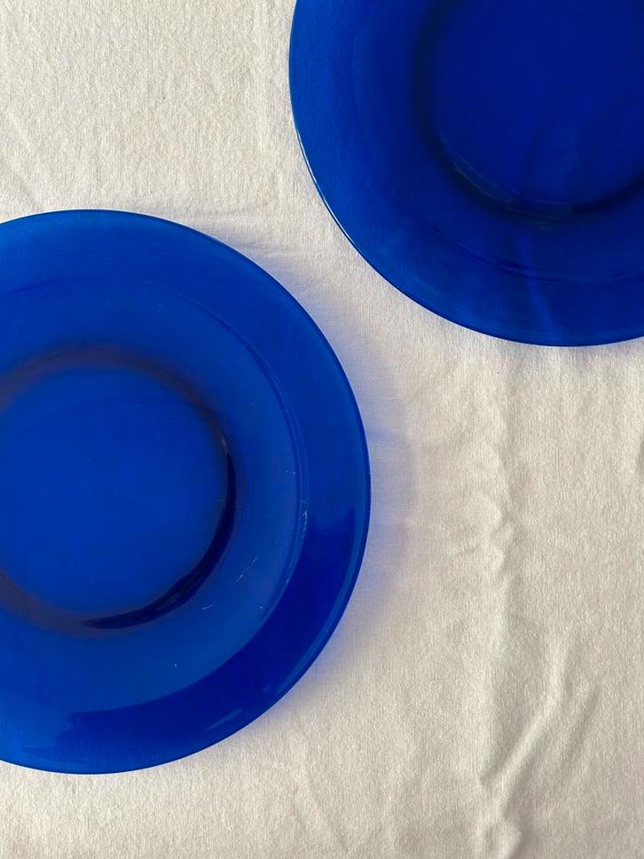 2 vintage kobaltblauwe glazen onderborden, Huis en Inrichting, Keuken | Servies, Zo goed als nieuw, Bord(en), Overige stijlen