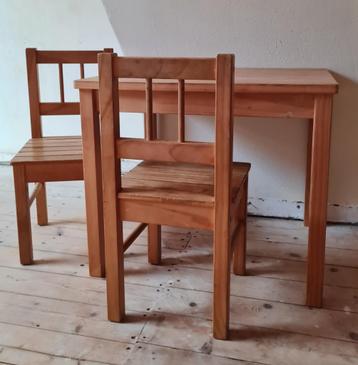 kindertafel met stoelen beschikbaar voor biedingen