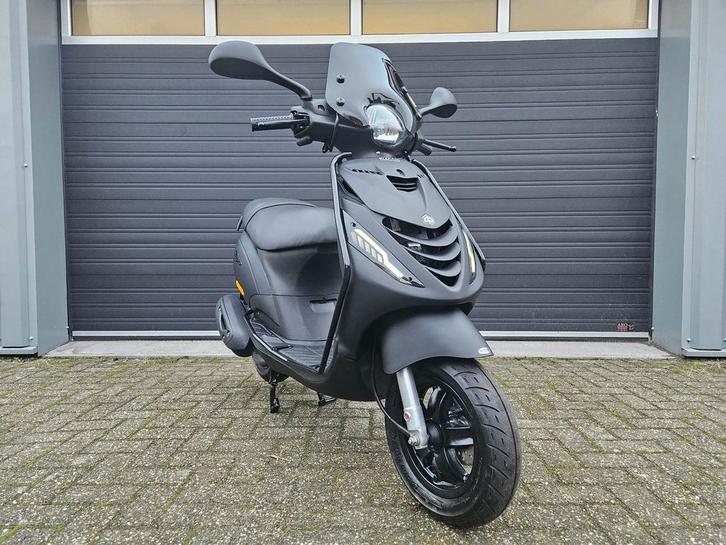 PIAGGIO ZIP 4T E5 BROM BJ 09-2024 MAT ZWART 3668KM INCL. BTW, Fietsen en Brommers, Scooters | Piaggio, Zo goed als nieuw, Zip