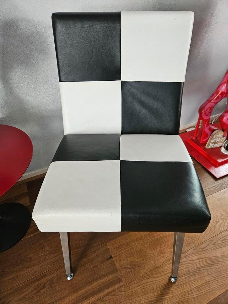 Zwart-witte leren designstoel, Huis en Inrichting, Fauteuils, Zo goed als nieuw, 50 tot 75 cm, Ophalen