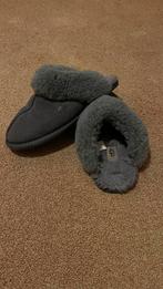 Grijze UGG Pantoffels maat 40, Ophalen of Verzenden, Zo goed als nieuw, Grijs, Pantoffels of Sloffen