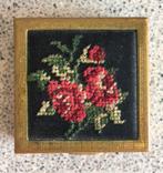 Geborduurd koperen doosje blikje messing pillendoosje, Antiek en Kunst, Curiosa en Brocante, Ophalen of Verzenden