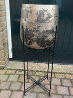 Bloempot op poten hotelchique, Ophalen, Zo goed als nieuw