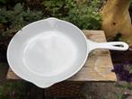 Le Creuset geemailleerde gietijzeren skillet 23cm Nieuwstaat, Huis en Inrichting, Gietijzer, Ophalen of Verzenden, Zo goed als nieuw