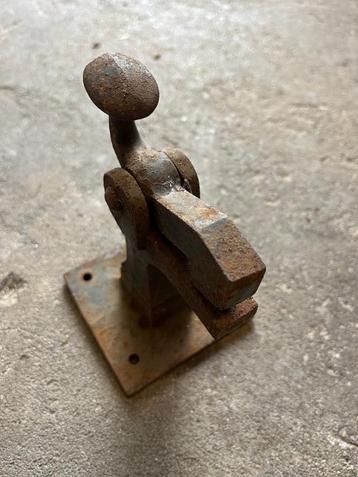 antieke deurvastzetter beschikbaar voor biedingen