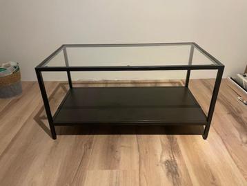 Salontafel met glasplaat beschikbaar voor biedingen