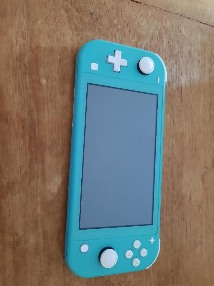 Nintendo Switch Lite (turquoise) met beschermhoesje, Spelcomputers en Games, Spelcomputers | Nintendo Switch Lite, Zo goed als nieuw