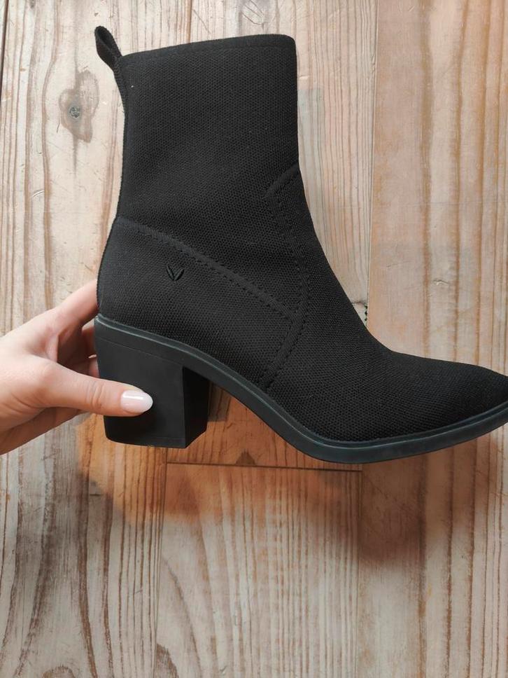 Vivaia enkellaarsjes 38 zwart, Kleding | Dames, Schoenen, Zo goed als nieuw, Sneakers of Gympen, Ophalen of Verzenden