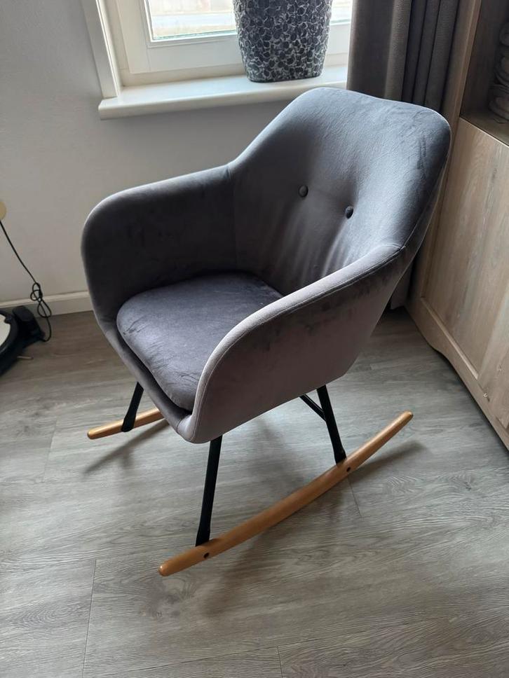 Grijze Velvet Schommelstoel - Stijlvol en Comfortabel, Huis en Inrichting, Stoelen, Zo goed als nieuw, Eén, Stof, Grijs, Ophalen