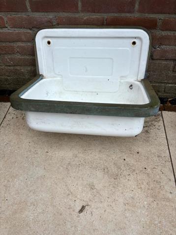 Oude emaille wasbak voor planten  beschikbaar voor biedingen