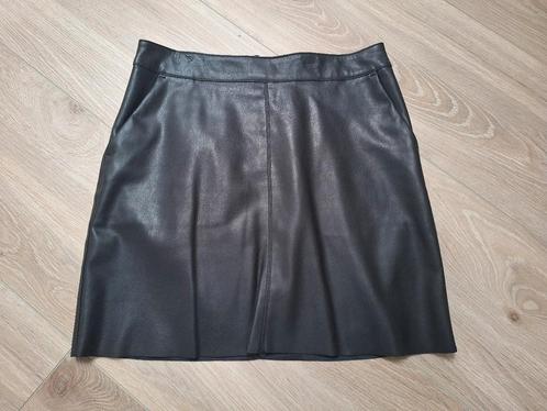 Als NIEUW leren look korte rok Vero Moda - maat S 36, Kleding | Dames, Rokken, Zo goed als nieuw, Maat 36 (S), Zwart, Boven de knie