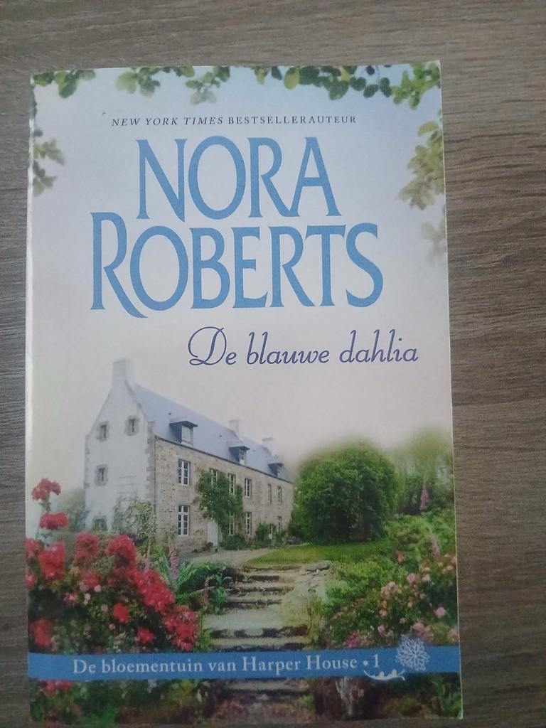 De blauwe dahlia | Nora Roberts, Ophalen of Verzenden, Zo goed als nieuw, Nora Roberts