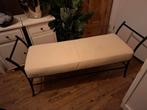 Stijlvolle bank met metalen frame en stoffen bekleding, Huis en Inrichting, Banken | Bankstellen, Ophalen, Minder dan 75 cm, Tweepersoons