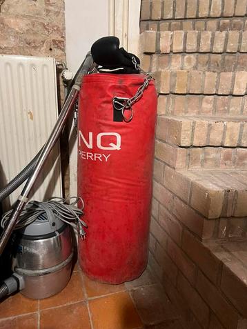 Rode Boksbal INQ met ophang ketting en bokshandschoenen beschikbaar voor biedingen