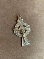 Vintage goudkleur religieuze kettinghanger Jezus aan kruisje, Overige materialen, Hanger, Ophalen of Verzenden