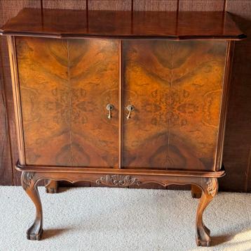 Art Deco cocktailkast van wortelnotenhout beschikbaar voor biedingen
